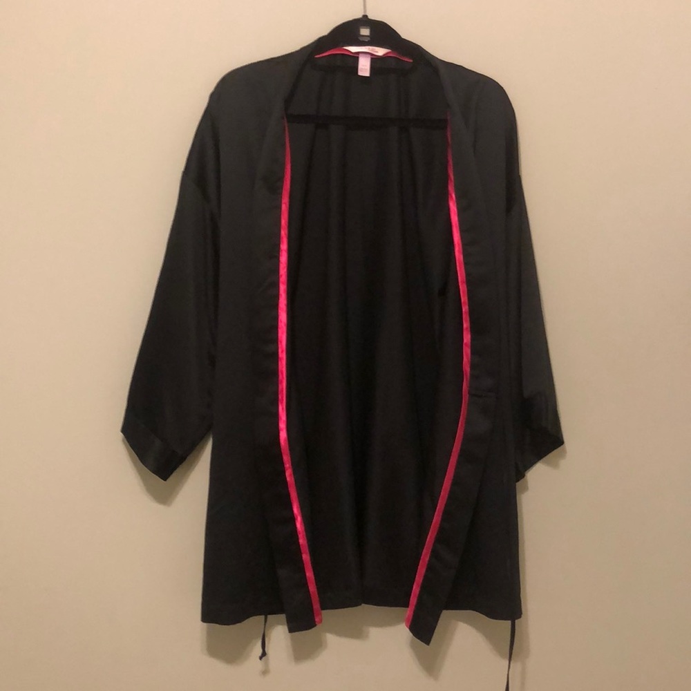 14/16 Cacique silk-like robe, hot pink accents!